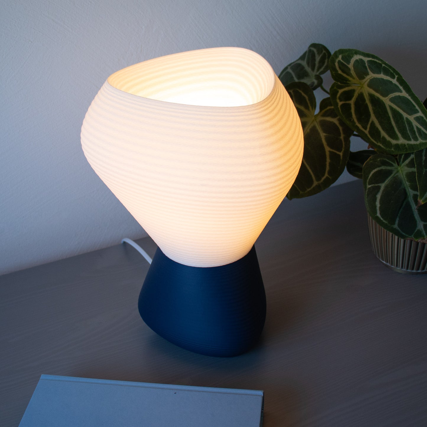 Tischlampe ALVA Mitternachtsblau leuchtend in gemütlicher Wohnatmosphäre | FORMA DESIGN
